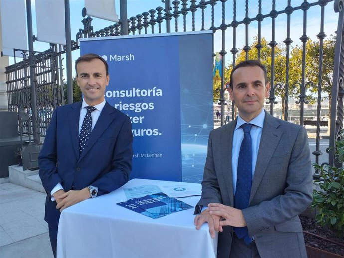 Los directores de la consultora de Marsh en España y en Asturias, Pablo Trueba (izquierda) y Ángel Llaneza, respectivamente, en la presentación de la sede de la multinacional en Gijón