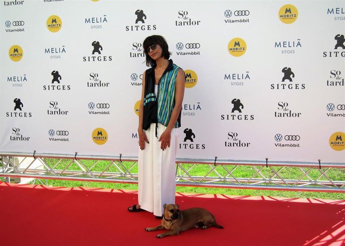 La directora Ana Lily Amirpour, acompañada de su perro Benny, presenta 'Mona Lisa and the Blood Moon' en el Festival de Sitges