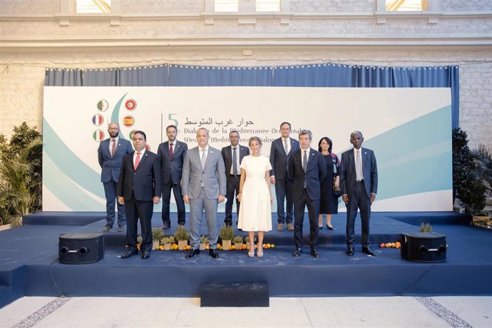 La vicepresidenta segunda y ministra de Trabajo y Economía Social, Yolanda Díaz (5d), junto a los ministros y ministras de Trabajo del Foro de Diálogo 5+5 del Mediterráneo Occidental, en la Casa Mediterráneo, a 7 de octubre de 2021, en Alicante