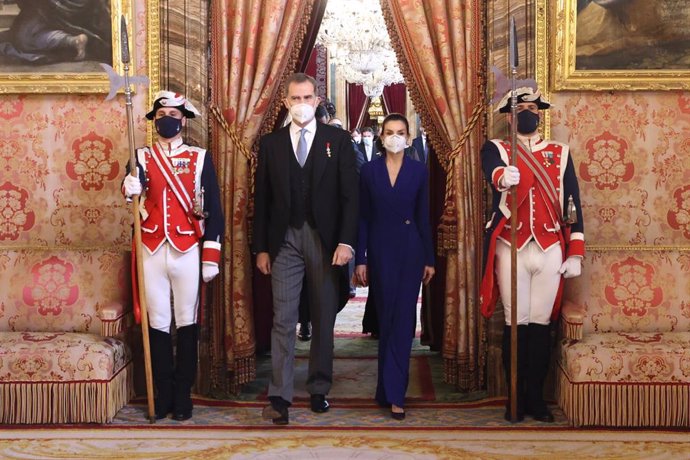 Archivo - Los reyes Felipe y Leticia, durante la tradicional recepción al cuerpo diplomático acreditado en España, en el Palacio Real, en Madrid (España), a 28 de enero de 2021. En su discurso, Don Felipe ha reconocido que cuando se dirigió a los embaja