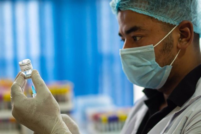 Un médico manipulando una vacuna del coronavirus
