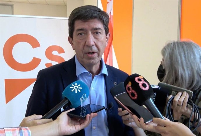 Juan Marín atendiendo a la prensa en Jerez