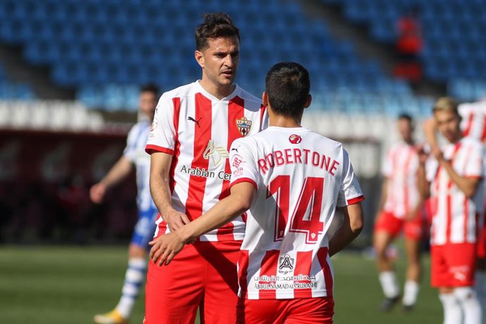 Archivo - Juan Villar y Lucas Robertone, jugadores del Almería