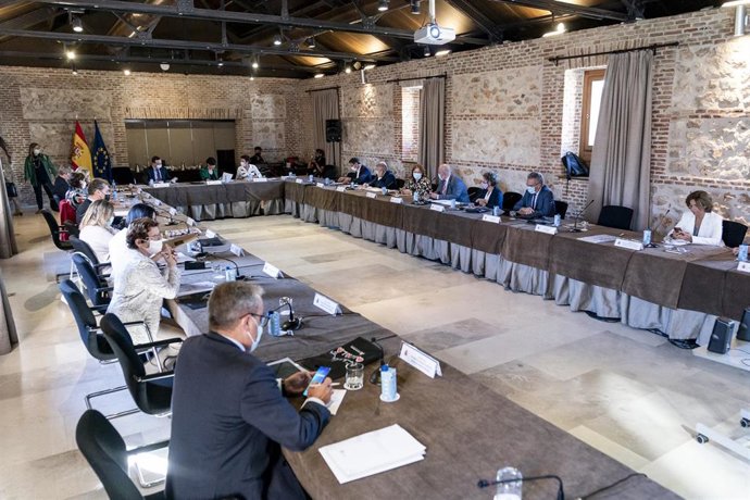 La ministra de Política Territorial y portavoz del Gobierno, Isabel Rodríguez (centro), en el marco de una reunión de coordinación con los delegados del Gobierno en las CCAA y en las ciudades autónomas, en el Parador de Alcalá de Henares, a 7 de octubre