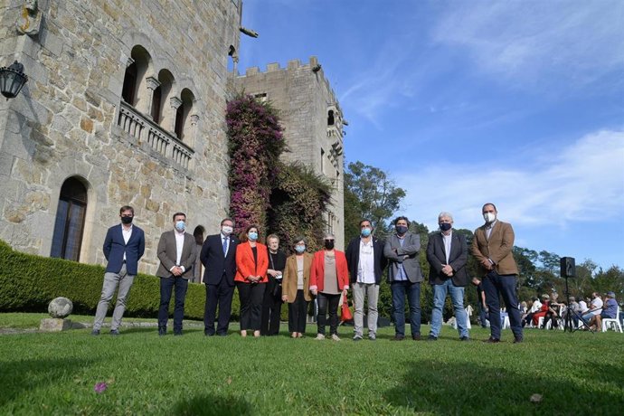 El secretario de Estado de Memoria Democrática, Fernando Martínez, junto a otras autoridades y expertos en un acto de homenaje a víctimas del franquismo en Meirás