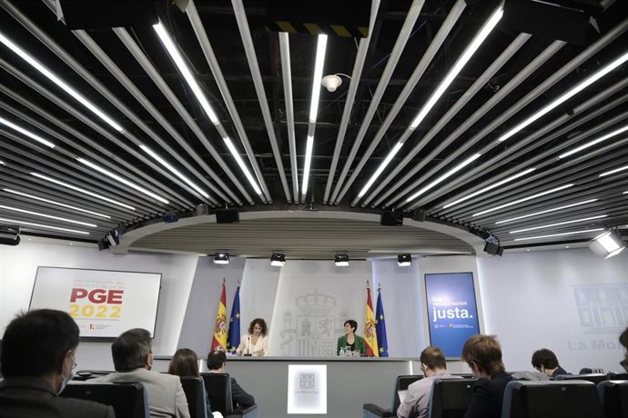 La ministra de Hacienda y Función Pública, Maria Jesús Montero (i) y la ministra Portavoz, Isabel Rodríguez (d), tras el Consejo de Ministros extraordinario celebrado en Moncloa, a 7 de octubre de 2021, en Madrid (España). 