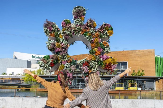La escultura floral de la Virgen del Pilar luce estos días en Puerto Venecia