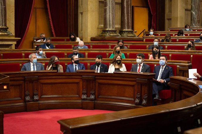 (I-D) El conseller de Educación, Josep González-Cambray; la consellera de Igualdad y Feminismos de la Generalitat, Tnia Verge; el conseller de Economía y Hacienda, Jaume Giró; el conseller de Empresa y Trabajo, Roger Torrent; la consellera de Presidenc