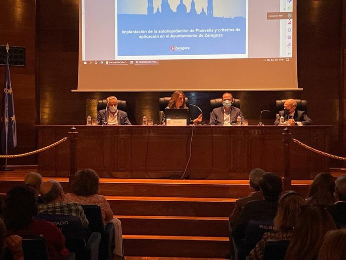 La consejera municipal de Hacienda del Ayuntamiento de Zaragoza, María Navarro se reúne con los Colegios Profesionales para tratar la gestión del Impuesto de Plusvalía.