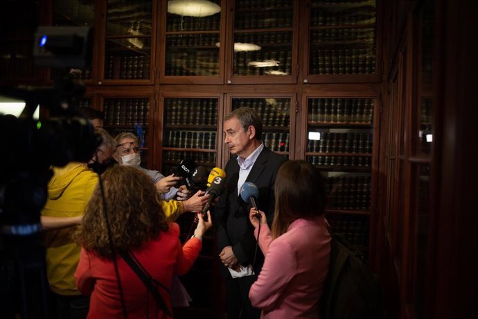 El expresidente del Gobierno José Luís Rodríguez Zapatero en declaraciones a los medios en el Ateneu Barcelons.