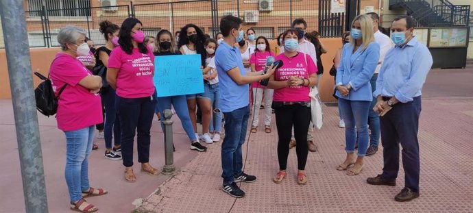 El secretario general del PSOE de Málaga, José Luis Ruiz Espejo, en un acto en la puerta del CEIP Profesor Tierno Galván