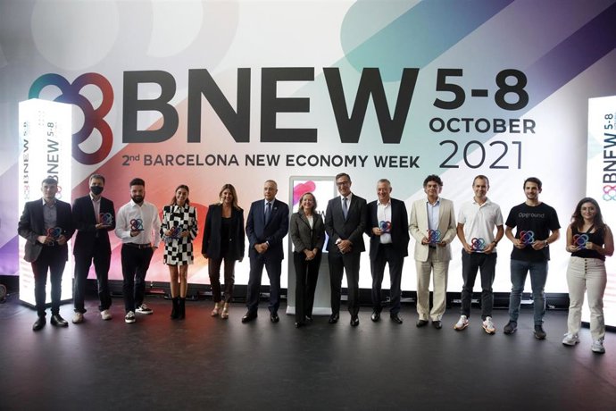La vicepresidenta primera del Gobierno, Nadia Calviño; el delegado especial del Estado en el CZFB, Pere Navarro, y la directora general del CZFB, Blanca Sorigué, junto a los galardonados en los premios BNEW.