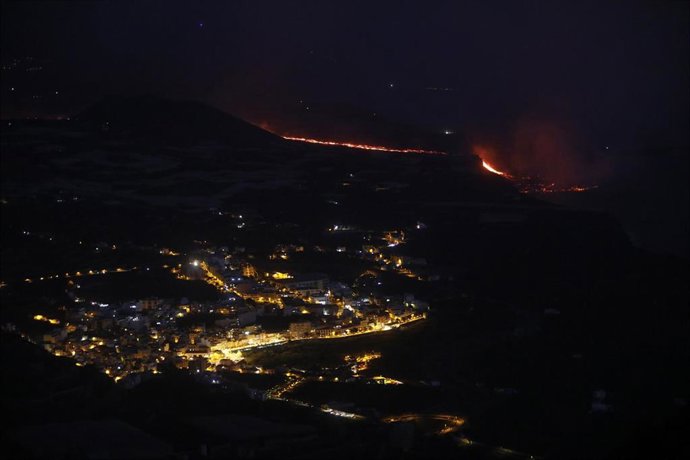 Península en la costa de la isla de La Palma, creada como resultado de la llegada de la colada de lava del volcán de Cumbre Vieja al mar, a 29 de septiembre de 2021, en La Palma, Islas Canarias (España). 