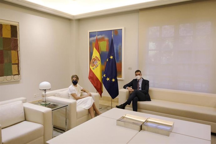 La vicepresidenta segunda y ministra de Trabajo y Economía Social, Yolanda Díaz y el presidente del Gobierno, Pedro Sánchez, durante la reunión del Consejo de Ministros extraordinario, en La Moncloa, a 7 de octubre de 2021, en Madrid (España). 