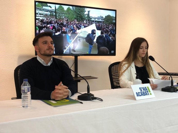 La presidenta de la organización estudiantil S'ha acabat, Júlia Calvet, y el vicepresidente, Jordi Salvadó, en rueda de prensa en su sede en Barcelona, a 7 de octubre de 2021.