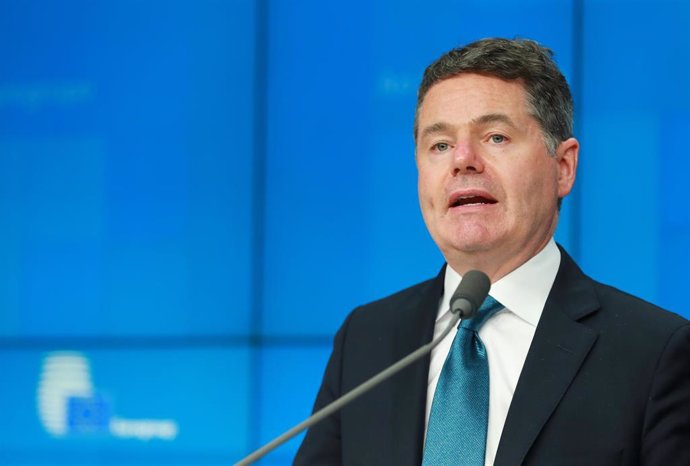 Archivo - HANDOUT - 12 July 2021, Belgium, Brussels: Eurogroup president Paschal Donohoe attends a joint press conference with European Commissioner for Economy Paolo Gentiloni and Managing Director of the European Stability Mechanism Klaus Regling at t