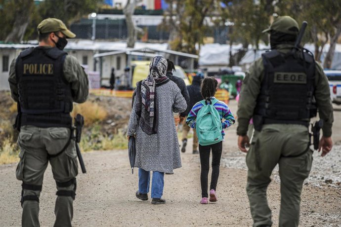 Archivo - 16 June 2021, Greece, Mytilene: Policemen secure the visit of Belgian Foreign Minster Sophie Wilmes at the Mavrovouni refugee camp. Photo: Laurie Dieffembacq/BELGA/dpa