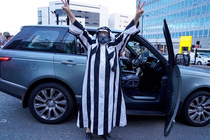 07 October 2021, United Kingdom, Newcastle: A Newcastle United fan celebrates at St James' Park following the announcement that The Saudi-led takeover of Newcastle has been approved. Photo: Owen Humphreys/PA Wire/dpa