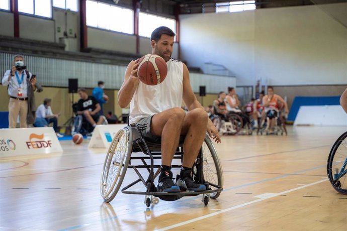 Felipe Reyes jugando al baloncesto en silla de ruedas
