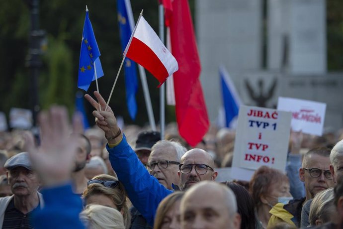 Archivo - Banderas de la UE y Polonia en una protesta en Varsovia
