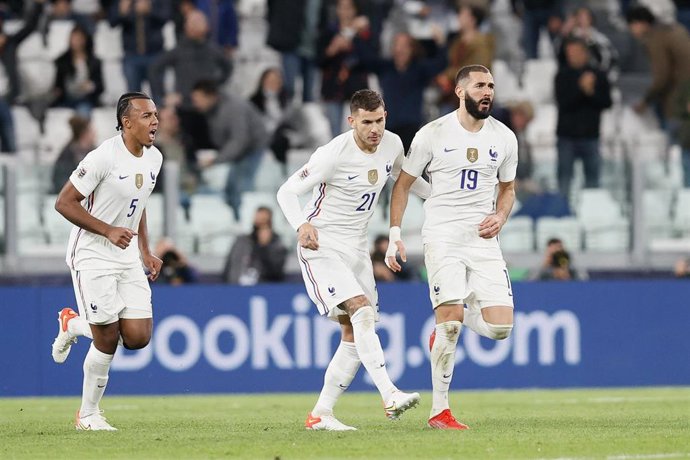 Karim Benzema celebra el primer gol de la noche para Francia