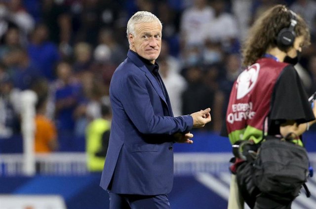 El seleccionador francés Didier Deschamps saluda a aficionados franceses en la grada del estadio