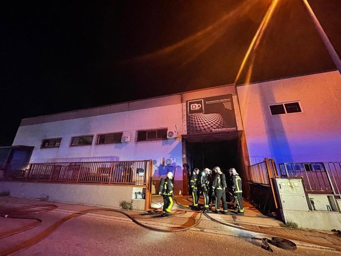 Bomberos de la Comunidad de Madrid trabajando en la extinción de un incendio en Ciempozuelos.