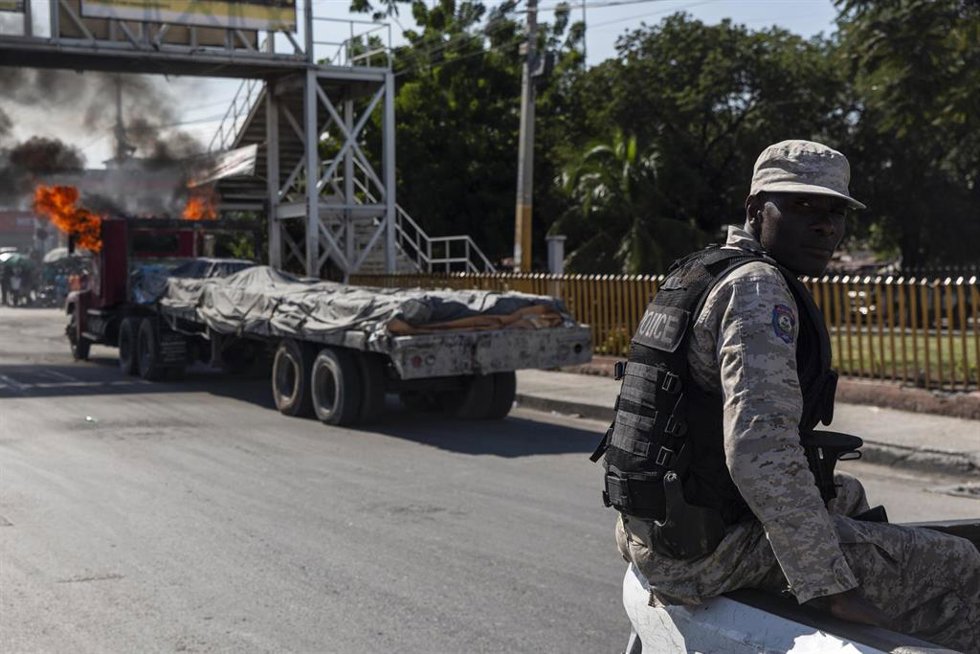 Archivo - Un policía en Puerto Príncipe, Haití