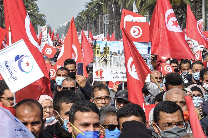Archivo - 27 February 2021, Tunisia, Tunis: Supporters of the Islamic conservative Ennahda party take part in a demonstration to support the Tunisian government. Photo: Chokri Mahjoub/ZUMA Wire/dpa