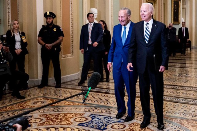 Archivo - El presidente de Estados Unidos, Joe Biden, junto al líder de la mayoría en el Senado, el demócrata Chuck Schumer.
