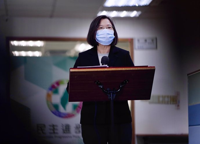 Archivo - 02 December 2020, Taiwan, Taipei: Taiwan's President Tsai Ing-wen, wearing a face mask, speaks during a press conference about the coronavirus virus containment measures. Photo: Daniel Ceng Shou-Yi/ZUMA Wire/dpa
