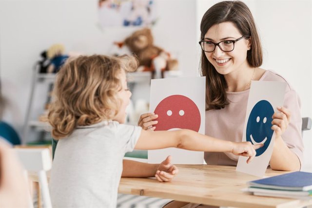 Archivo - Terapia con una niña con espectro autista.