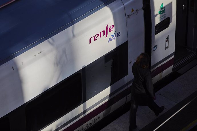 Archivo - Un viajero junto a un tren del AVE, en la Estación de Madrid-Puerta de Atocha