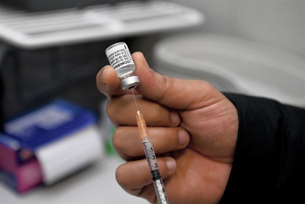 Archivo - Una vacuna de Pfizer contra el coronavirus antes de su inoculación en Australia