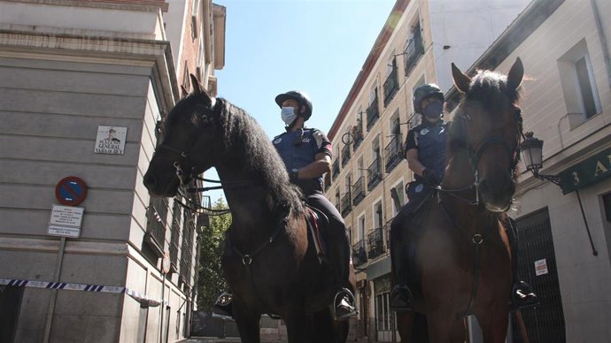 Archivo - Dos agentes de policía montan a caballo durante una demostración para informar sobre el dispositivo de seguridad previsto para las fiestas de agosto en la capital, a 6 de agosto de 2021, en Madrid, (España). Las tradicionales fiestas de San Ca