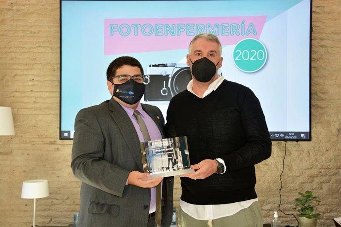 El enfermero riojano Néstor Martínez, recoge el segundo premio del certamen nacional #FotoEnfermería por su foto Cuidando a los peques