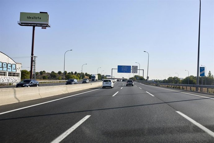 Archivo - Varios vehículos recorren la autovía A3 