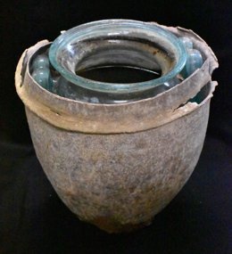 Urna funeraria recuperada del mausoleo subterráneo de Carmona