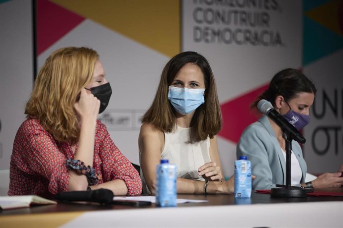 (I-D) La secretaria de Organización de Podemos, Lilith Verstrynge; la ministra de Derechos Sociales y Agenda 2030, Ione Belarra, y la ministra de Igualdad, Irene Montero, en la primera jornada de la Universidad de Otoño, organizada por Podemos, en Riv