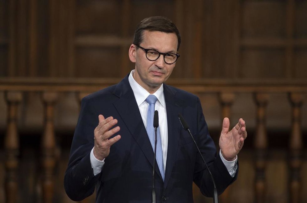 Archivo - El primer ministro de Polonia, Mateusz Morawiecki, interviene en una rueda de prensa junto al presidente del Gobierno de España, Pedro Sánchez, en la XIII Cumbre hispano-polaca, a 31 de mayo de 2021, en Alcalá de Henares, Madrid (España)