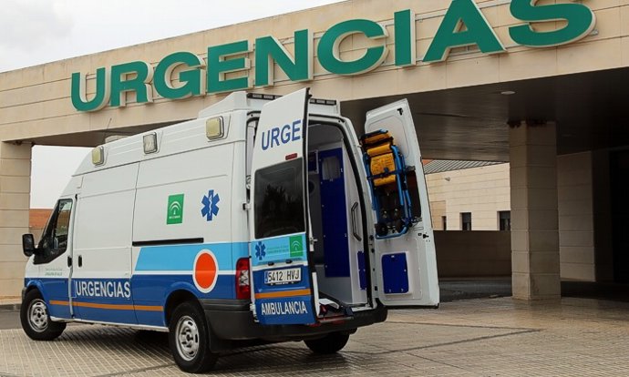 Una ambulancia en el servicio de Urgencias del Hospital de Antequera (Málaga)