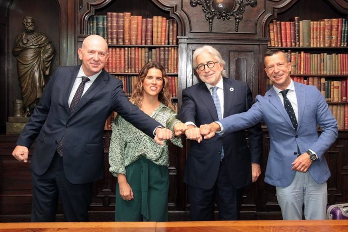 El presidente de Foment del Treball, Josep Sánchez Llibre; el director de Socios de la patronal, Tiburcio Columé;  la directora de la Zona Este de Grupo Eulen, Lorena Ibáñez, y el director de Catalunya, Oscar Garcia Zato.