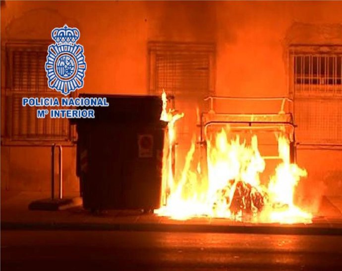 Contendor ardiendo en la calle Calzada de Castro de Almería