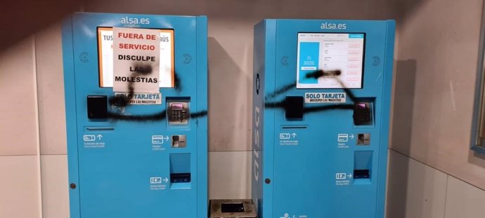 Maquinas expendedoras de billetes de Alsa atacadas en la estación de Gijón.
