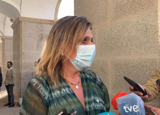 La delegada del Gobierno en Extremadura, Yolanda García Seco, atiende a los medios antes de participar en el IV Foro del Regadío en Extremadura que se celebra en Cáceres