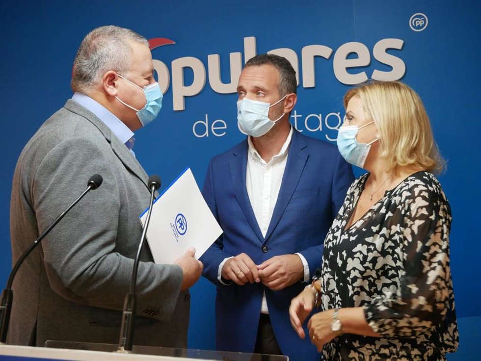 El senador 'popular', Francisco Bernabé, en una rueda de prensa junto a su homóloga, Violante Tomás y al presidente del PP de Cartagena y portavoz del GPP en la Asamblea Regional, Joaquín Segado