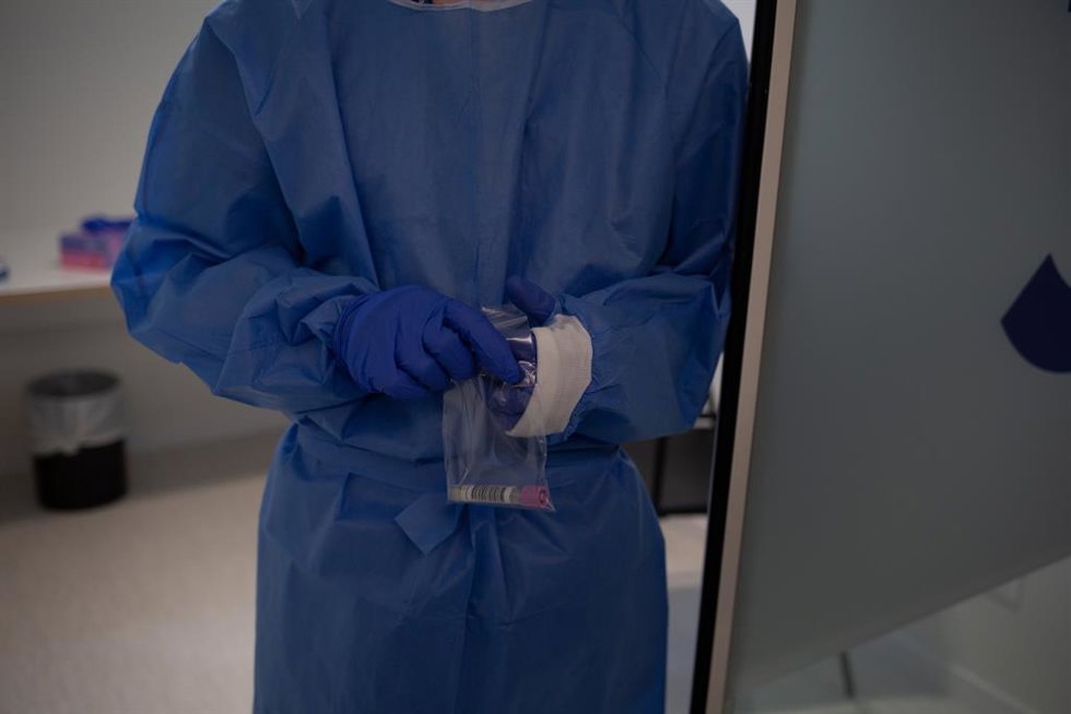 Archivo - Una profesional sanitaria sostiene muestras de pruebas PCR en el edificio Garbí-Vall de Hebrón, en Barcelona, Catalunya (España), a 16 de febrero de 2021. Según ha señalado el Hospital Vall de Hebrón, el edificio Garbí-Vall de Hebrón está conc