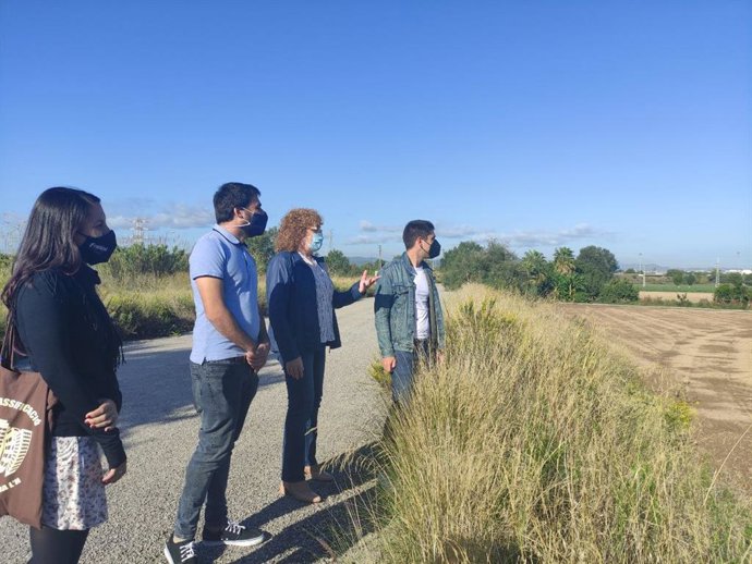 El portavoz de los comuns, David Cid; el diputado Lucas Ferro y la concejala de ECP em L'Hospitalet, Ana González, visitan la zona donde se proyectaba el PDU Gran Via-Llobregat