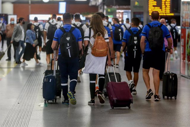 Varias personas caminan con su equipaje en la estación de Madrid-Puerta de Atocha