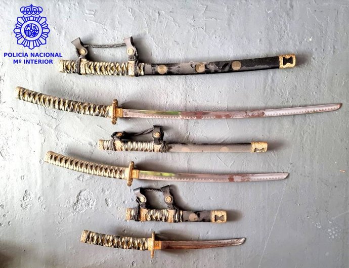 Catanas intervenidas en el registro de la vivienda donde se encontraba la plantación de marihuana